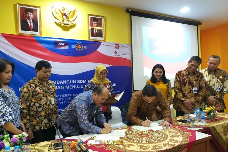 Ketua STIP Marunda Capt. Marihot Simanjuntak dan Direktur Utama PT Karya Citra Nusantara Widodo Setiadi menandatangani nota kesepahaman kerja sama di auditorium STIP Marunda, Jumat (22/11/2019).