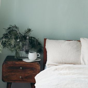 Kamar tidur dengan dinding berwarna hijau sage di dalam rumah minimalis