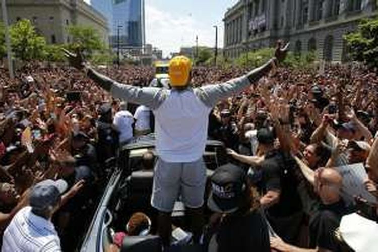 LeBron James saat arak-arakan kemenangan Cleveland Cavaliers sebagai juara NBA 2015-16.