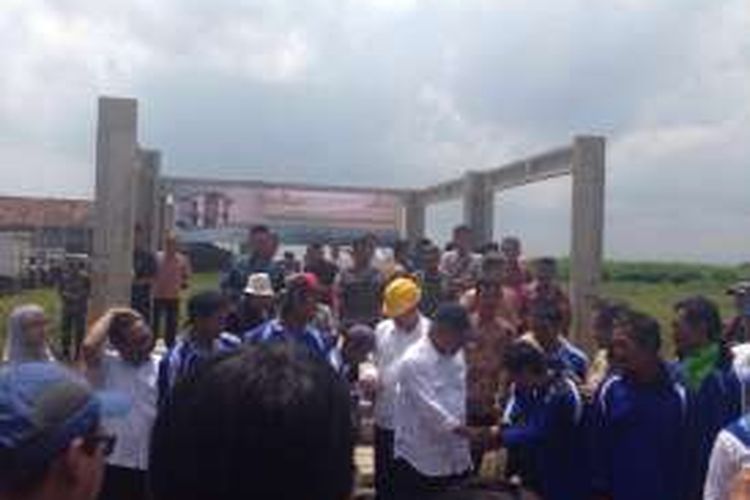 Menteri Pekerjaan Umum dan Perumahan Rakyat (PUPR), Basuki Hadimuljono meninjau lokasi pembangunan rumah khusus bagi nelayan di Desa Kedung Malang, Jepara, Jawa Tengah, Sabtu (16/4/2016).