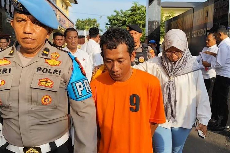 MI (34) warga Palimanan Timur Kecamatan Palimanan Kabupaten Cirebon mengenakan pakaian tahanan setelah nekat membacok perempuan pujaan hatinya, usai konfrensi pers di Mapolresta Cirebon, Jawa Barat, Senin (18/11/2024) petang