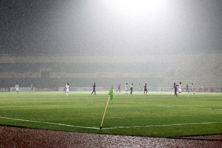 Hujan lebat mengguyur pertandingan Persik Kediri melawan Arema FC pada pekan keduabelas Liga 1 2021-2022 yang berakhir dengan skor 2-3 di Stadion Sultan Agung Bantul, Jumat (19/11/2021) malam.