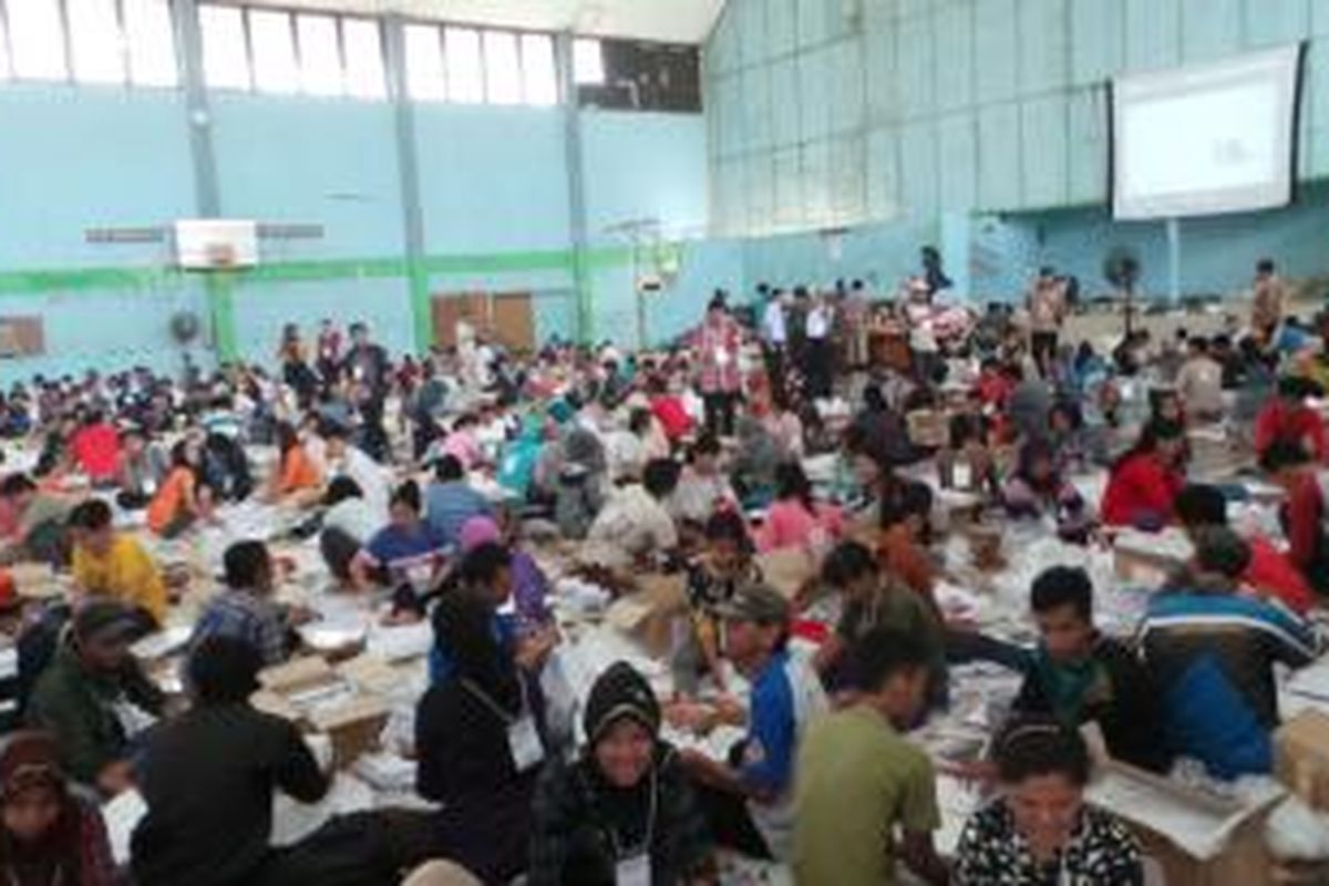 Ratusan warga menyortir surat suara di GOR Kebon Jeruk, Jakarta Barat, Kamis (6/3/2014). Warga diberi upah Rp 100.000 tiap lipatan dus surat suara.