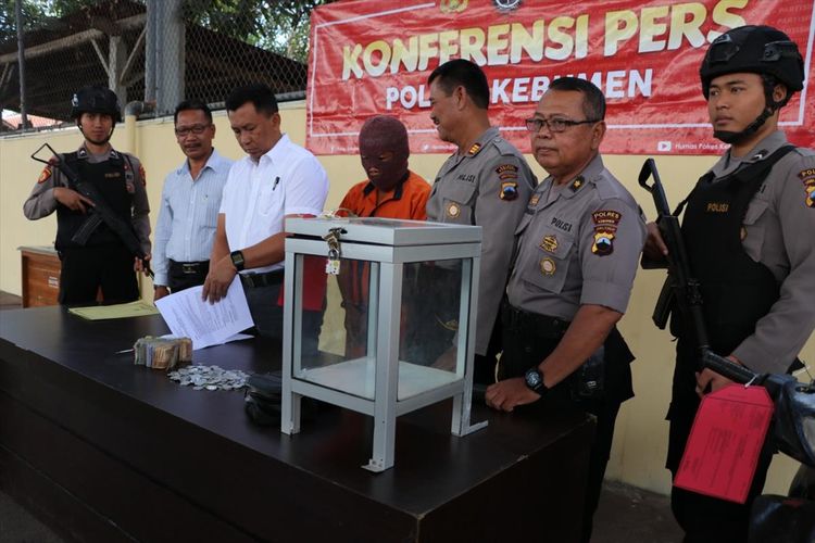 Pria berinisial KA (54) ditangkap anggota Polres Kebumen, Jawa Tengah, karena diduga mencuri kotak amal masjid.