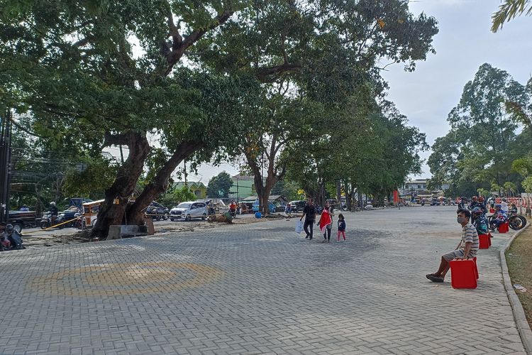 Lalu lintas Jalan KH Hasyim Ashari dan bagian depan Situ Cipondoh di Kota Tangerang, Banten, pada Senin (16/1/2023).