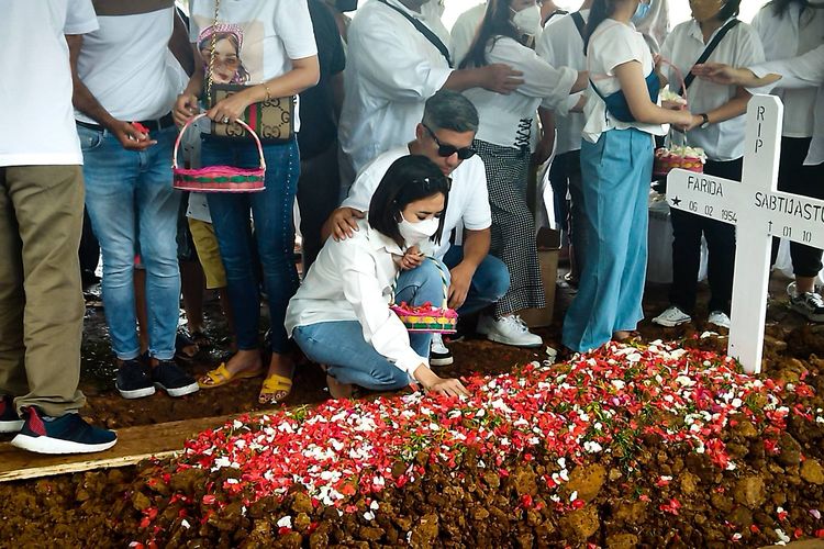 Aktor Gading Marten dan mantan istrinya, Gisella Anastasia di pemakaman Farida Sabtijastuti di TPU Tanah Kusir, Jakarta Selatan pada Senin (3/10/2022).