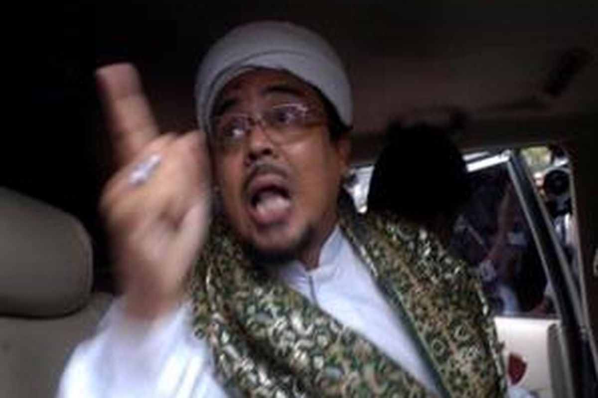 Ketua Front Pembela Islam, Habib Rizieq Shihab masuk ke mobil usi menjalani pemeriksaan di Polda Metro Jaya, Jakarta, Selasa (10/6). 