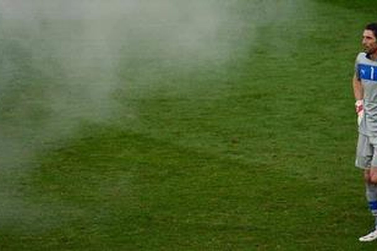 Kiper Italia, Gianluigi Buffon, pada laga kedua Grup C, di Municipal Stadium Poznan, Kamis (14/6/2012), yang berakhir 1-1. 