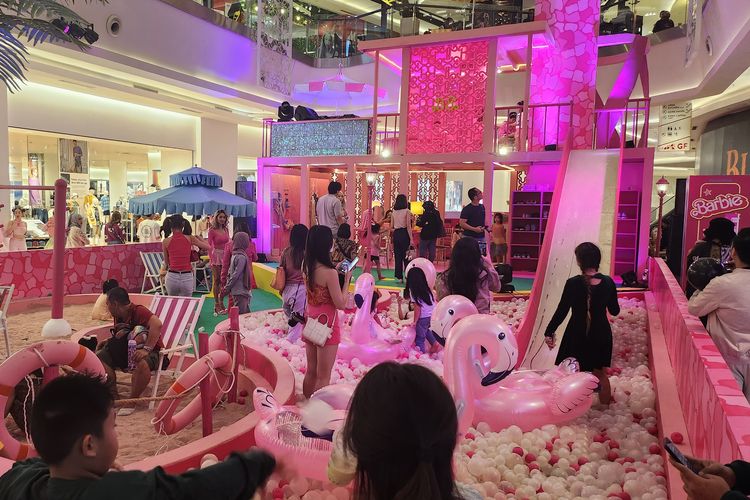 Pemandangan Barbie Dream House Playground di Neo Soho Mall, Jakarta Barat, Selasa (18/7/2023).