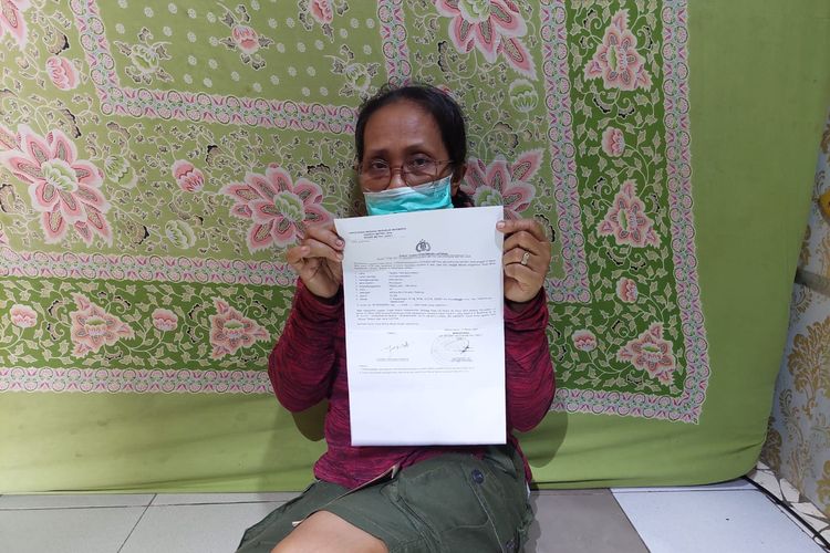 Maryati (44) saat ditemui di kediamannya, Pademangan Timur, Pademangan, Jakarta Utara pada Rabu (12/4/2023). Maryati kesal dengan suaminya, Aldi (48) karena tega menyetubuhi anak sambungnya, A (18), hingga hamil. 