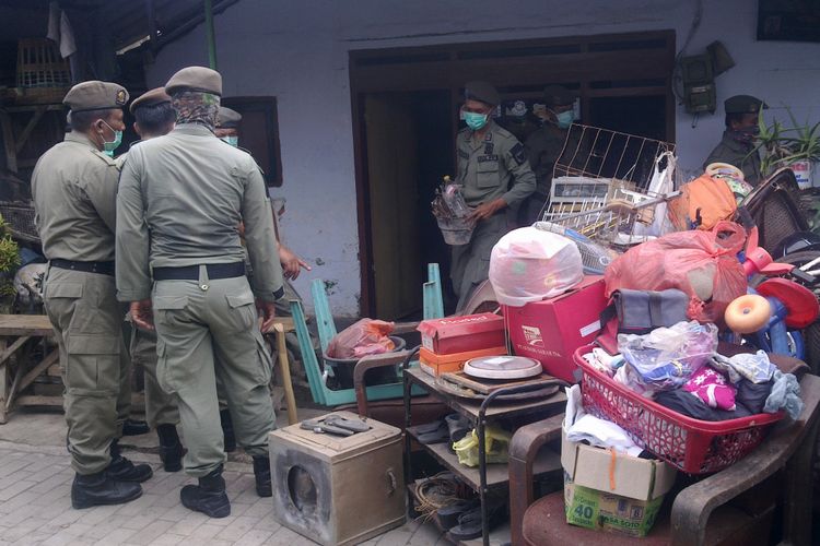 Penggusuran lokalisasi prostitusi Semampir di Kota Kediri, Jawa Timur, pada Desember 2016 lalu.