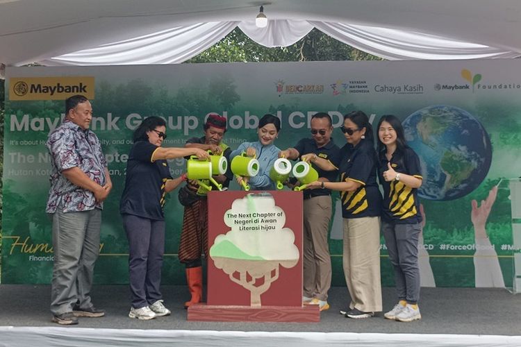 (kiri ke kanan) Kepala Bidang Kehutanan Dinas Pertamanan dan Hutan Kota Provinsi DKI Jakarta, Romy Sidharta; Board of Trustee Maybank Foundation, Budhi Dyah Sitawati; Pelopor Pelestari Lingkungan dan Penjaga Kali Pesanggrahan Jakarta Selatan, Chaeruddin (Babe Idin); Kepala Eksekutif Pengawas Perilaku Pelaku Usaha Jasa Keuangan, Edukasi dan Perlindungan Konsumen OJK, Friderica Widyasari Dewi; Presiden Direktur PT Bank Maybank Indonesia Tbk., Steffano Ridwan; Komisaris PT Bank Maybank Indonesia Tbk., Marina Tusin; Head of Sustainability PT Bank Maybank Indonesia Tbk, Maria Trifanny Fransiska. 