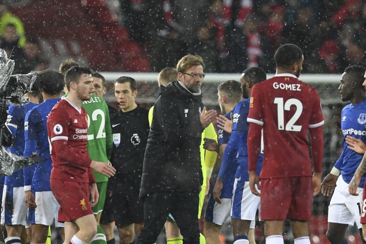 Manajer Liverpool, Jurgen Klopp (tengah), menyalami para pemain setelah ditahan imbang 1-1 oleh Everton pada pertandingan Premier League bertajuk Derbi Merseyside di Anfield, Liverpool, Minggu (10/12/2017).