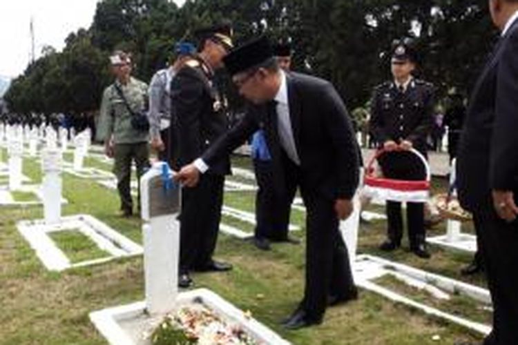 Wali Kota Bandung Ridwan Kamil saat melakukan tabur bunga dalam rangkaian upacara Hari Pahlawan di Taman Makam Pahlawan, Jalan Cikutra, Bandung, Selasa (10/11/2015)