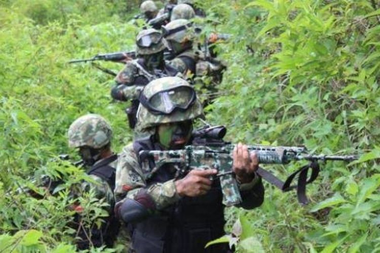 Prajurit TNI tengah berkonsentrasi saat melakukan pengintaian di Kampung Jalai, Distrik Sugapa, Intan Jaya, Papua.