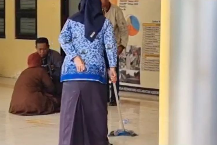 Perempuan berinisial A (duduk), usai disuruh memuntahkan puluhan obat berbentuk pil yang ditelan saat mediasi di Balai Desa Kedanyang, Kecamatan Kebomas, Gresik, Jawa Timur.