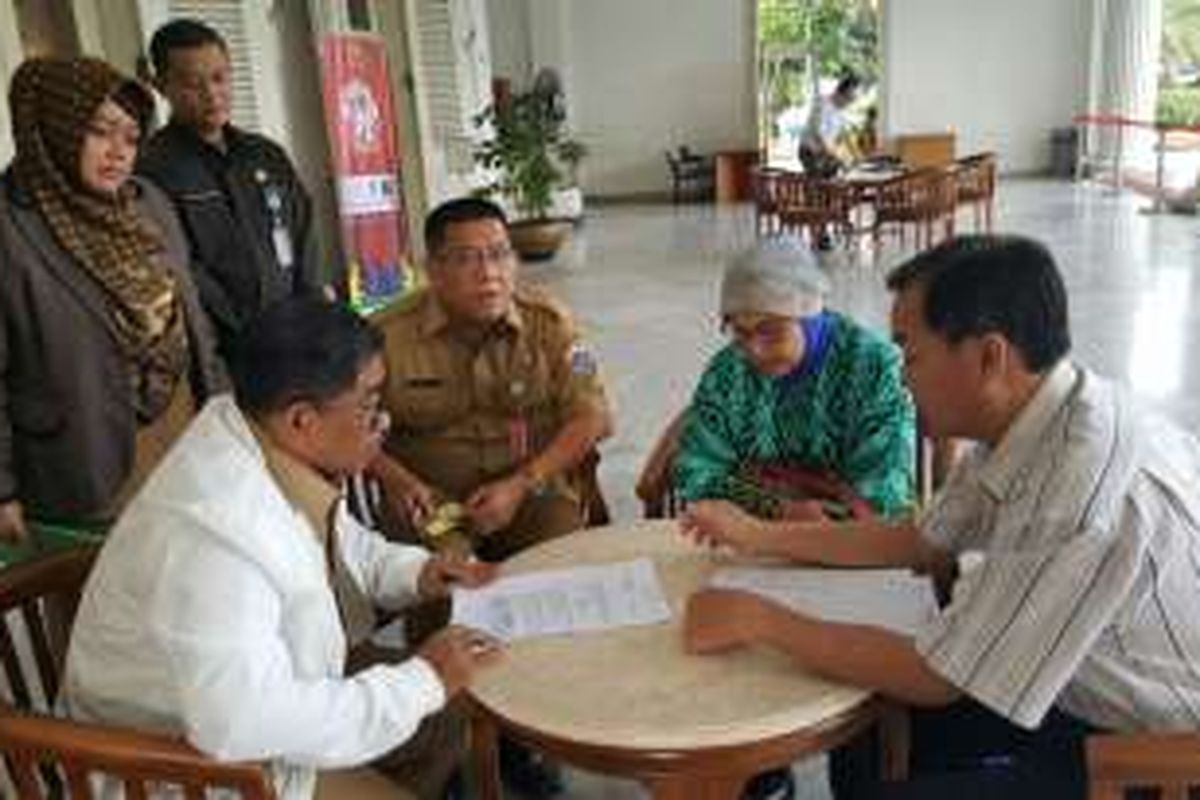 Pelaksana Tugas (Plt) Gubernur DKI Jakarta Sumarsono saat menerima aduan warga, di Pendopo Balai Kota DKI Jakarta, Senin (31/10/2016).