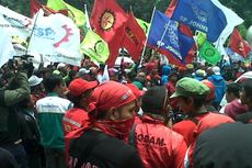 Diiringi Lagu Dangdut Jokowi, Buruh Berjoget di Depan Balaikota