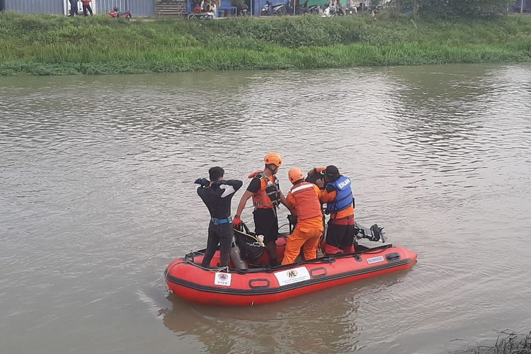 Tim SAR Gabungan Masih Terus Mencari Korban Kecelakaan Lalu Lintas yang terjadi di Kalimalang, Bekasi, Jawa Barat, Sabtu (4/6/2022)