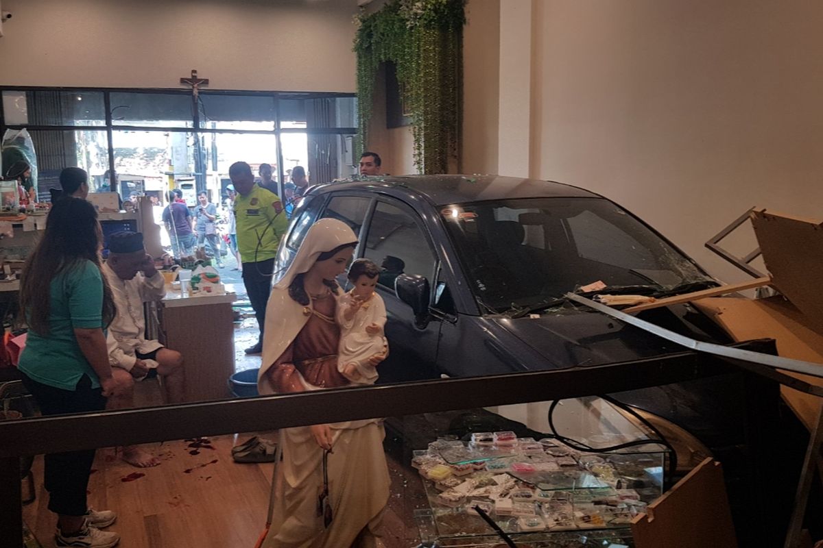 Sebuah mobil Suzuki Aerio melaju tak terkendali dan menerobos masuk ke dalam toko perlengkapan rohani Dioses di Jalan Dr Cipto, Kecamatan Klojen, Malang, Sabtu (14/6/2025) sekitar pukul 09.00 WIB.