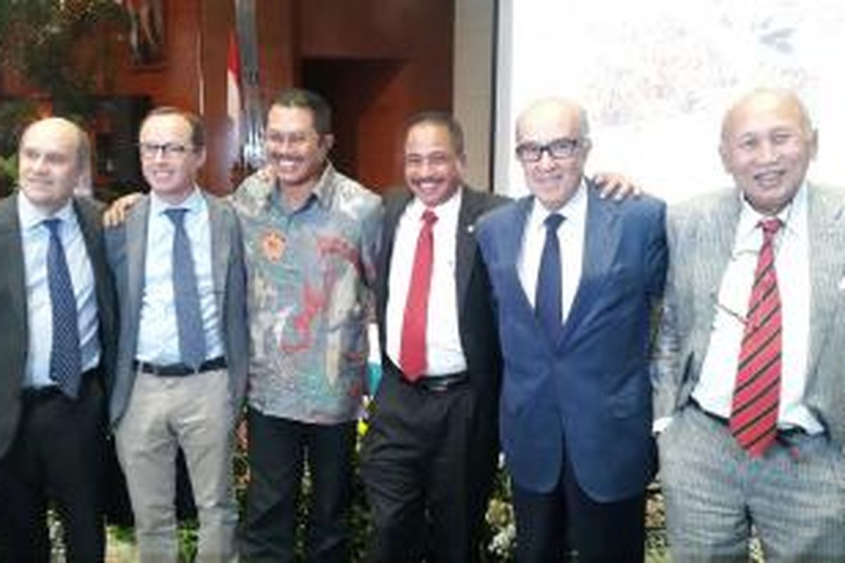 Direktur Sirkuit Sentul, Tionton Soeprapto (kanan), berpose bersama CEO Dorna, Carmelo Ezpelata (dua dari kanan), dan Menteri Pariwisata Indonesia, Arief Yahya (tiga dari kiri), saat jumpa pers seputar rencana Indonesia menjadi tuan rumah MotoGP 2017, di Gedung Sapta Pesona Jakarta, Rabu (20/5/2015).