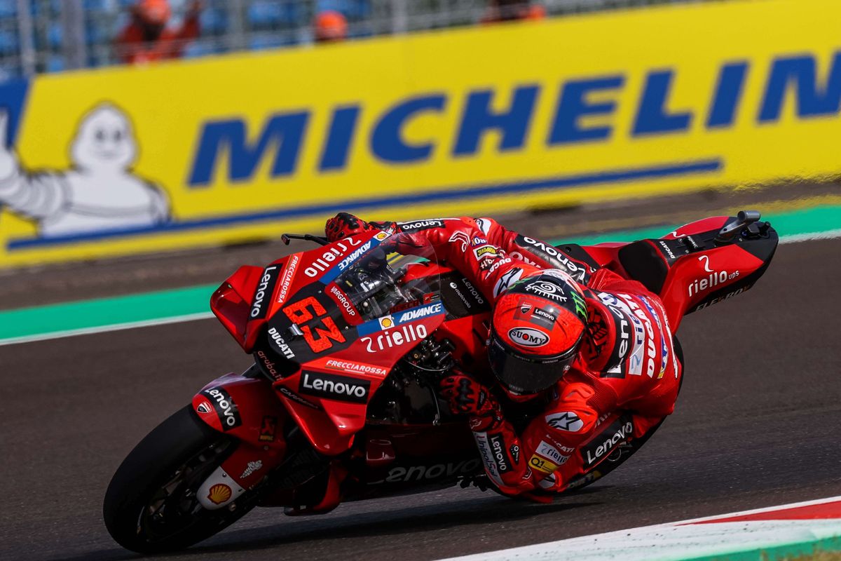 Pebalap Ducati Lenovo Team, Francesco Bagnaia memacu sepeda motornya saat sesi latihan bebas 1 MotoGP seri Pertamina Grand Prix of Indonesia 2022 di Pertamina Mandalika International Street Circuit, Lombok Tengah, NTB, Jumat (18/3/2022). Terkini, MotoGP Mandalika 2023 bakal menjadi seri ke-15 musim ini. Berikut jadwal lengkap MotoGP Mandalika 2023.