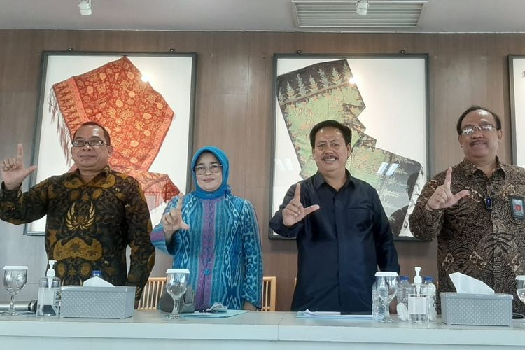 Kepala Perpusnas Syarif Bando (ketiga dari kiri) dalam konferensi pers jelang HUT ke-42 Perpusnas yang dilangsungkan di Gedung Perpusnas Jakarta, Lantai 24, Jumat, (13/5/2022).