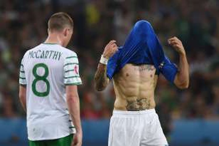 Ekpresi kekecawaan penyerang Italia, Simone Zaza, setelah membuang peluang dalam pertandingan terakhir Gruo E Piala Eropa 2016 melawan Republik Irlandia, di  Stade Pierre-Mauroy, Lille, Rabu (22/6/2016). 