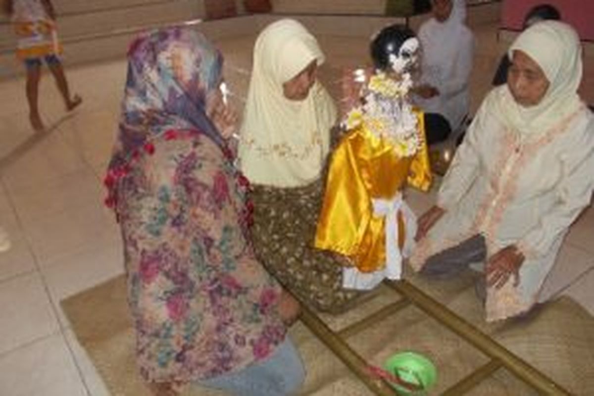 Tradisi cingcowong yang merupakan ritual untuk memnggil hujan.