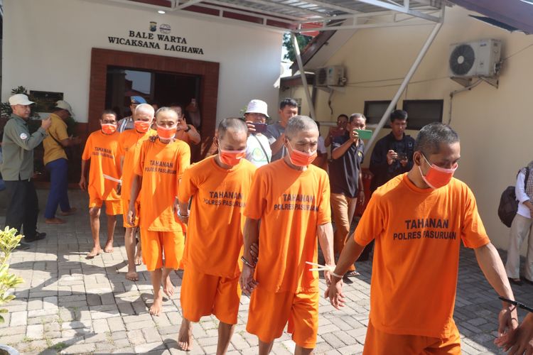 ST, satu dari 7 tersangka tindak pidana asusila adalah ayah kandung korban juga diamankan di Polres Pasuruan, Jum'at (25/07/2025) 