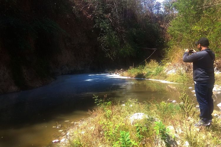 Longsor dan air sungai tercemar limbah pembuangan pabrik kulit LIK, warga menjadikan sungai Gandong sebagai wisata bau,