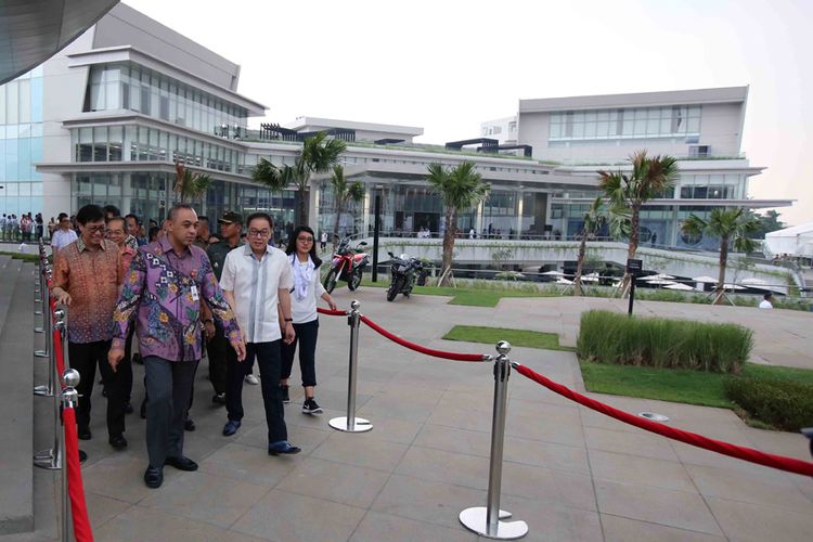 Bupati Tangerang Ahmed Zaki Iskandar (kedua kiri) didampingi Presiden Direktur PT Astra International Tbk Prijono Sugiarto (kedua kanan) berkeliling ke berbagai area di Astra Biz Center BSD City, Kabupaten Tangerang (14/08/2017).