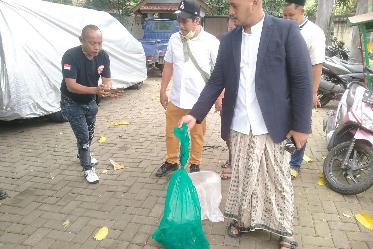 Kediaman Mantan Gubernur Banten Wahidin Halim (WH) dilempari orang tak dikenal dengan sekarung ular kobra hari ini, Rabu (25/1/2023). Insiden ini terjadi saat Wahidin Halim akan menggelar pertemuan akbar bersama dengan Anies Baswedan.