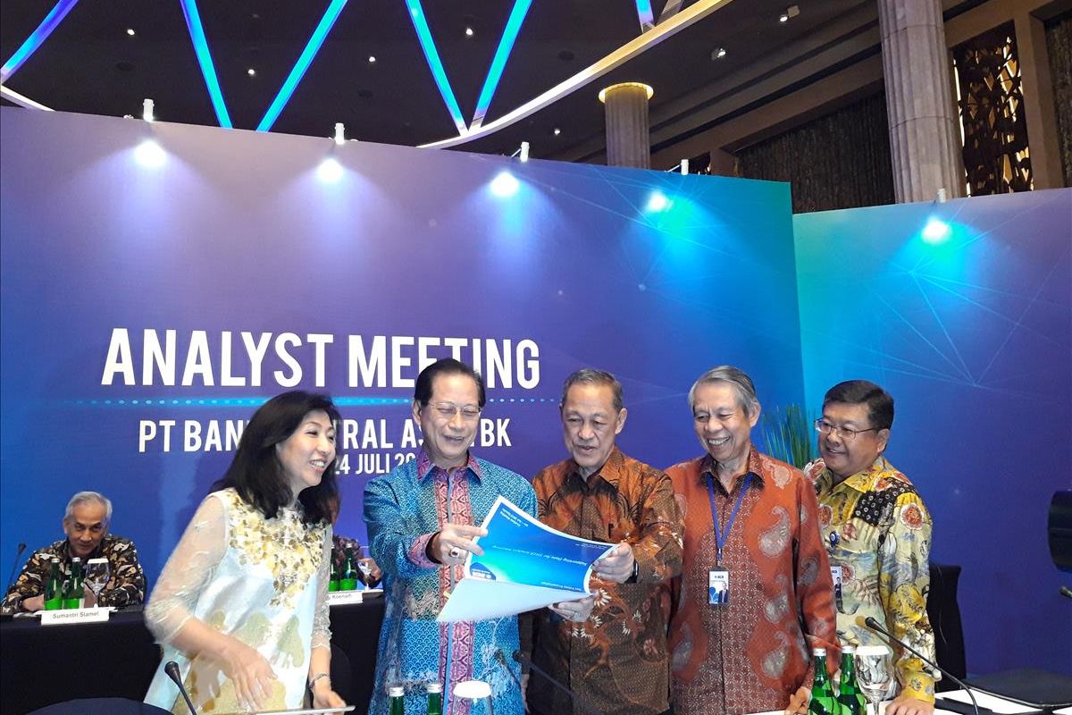 Jajaran Direksi dan Komisaris PT Bank Central Asia (Tbk) (BCA) di Jakarta, Rabu (24/7/2019). 