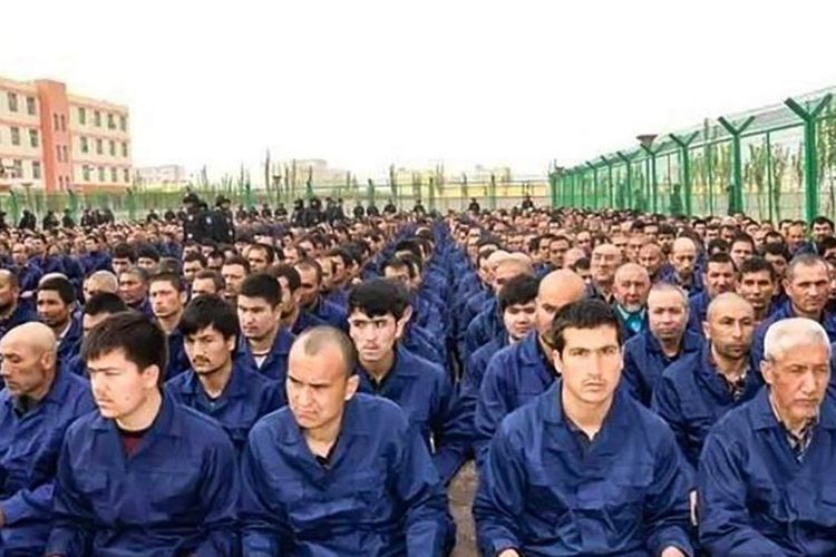 Muslim Uighur di Urumqi, Xinjiang, China diduga ditahan di kamp re-edukasi yang didirikan oleh Pemerintah China.