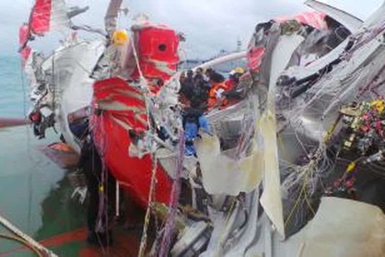 Bagian ekor pesawat AirAsia QZ8501 yang sudah berada di kapal Crest Onyx milik SKK Migas di Selat Karimata, Pangkalan Bun, Kalimantan Tengah, Sabtu (10/1/2015).