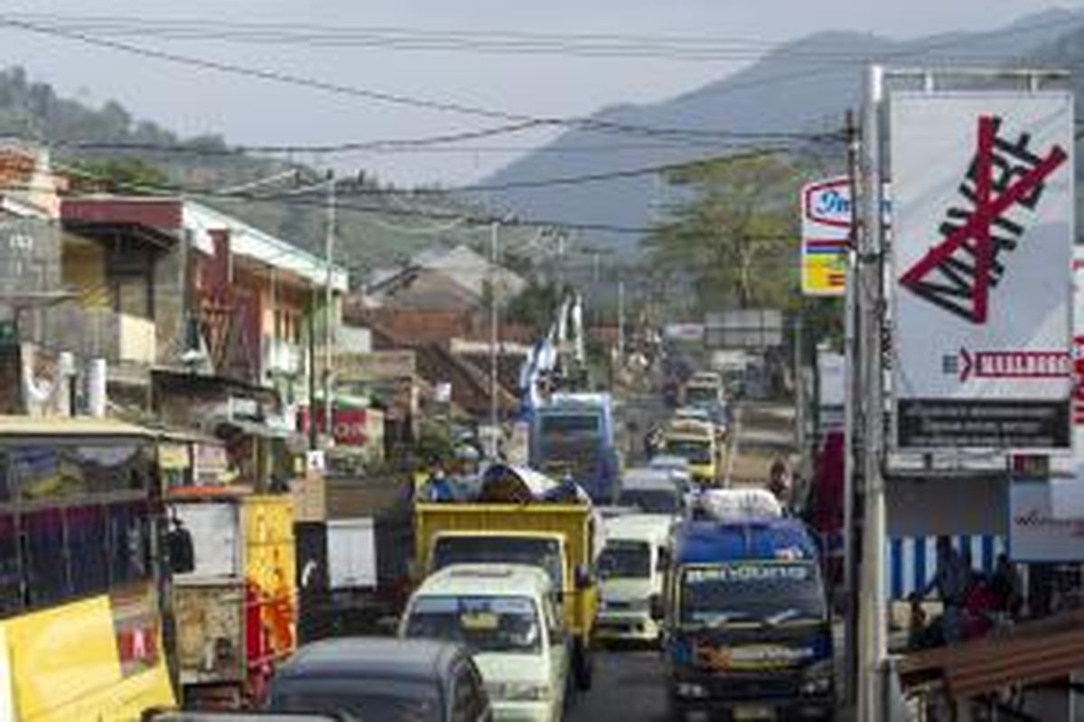 Kemacetan terjadi di ruas jalan yang terletak di sekitar Pasar Leles, Garut, Jawa Barat, Senin (30/7/2013). Jalan ini merupakan jalur alternatif bagi para pemudik yang melalui jalur selatan atau seputar Nagreg. 