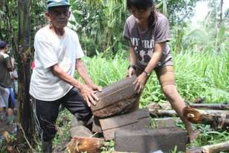 Warga  Dusun Gendungan, Desa Kalibening, Kecamatan Dukun, Kabupaten Magelang, Jawa Tengah, sedang mengevakuasi bebatuan diduga situs peninggalan Kerajaan Mataran Kuno, Selasa (17/5/2016).