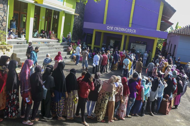 Sejumlah warga antre untuk mendapatkan Bantuan Langsung Tunai (BLT) minyak di GOR Kelurahan Sindangrasa, Kabupaten Ciamis, Jawa Barat, Kamis (14/4/2022). Pemerintah memberikanBLT minyak gorengsebesar Rp300 ribu per Keluarga Penerima Manfaat (KPM) untuk tiga bulan dari April sampai Juni 2022 dan bantuan sembako senilai Rp200 ribu.