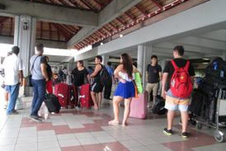 Wisatawan mancanegara tiba di Bandara Ngurah Rai, Bali, Senin (2/2/2015). Menurut BPS, kunjungan wisman ke Indonesia, terbanyak melalui Bandara Ngurah Rai.  