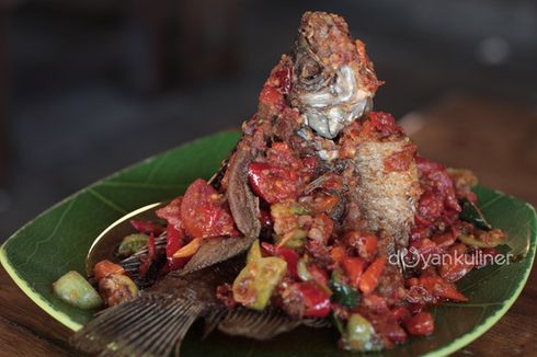 Mantul Bener! Gurame Goreng Sambel Bledek dan Oseng Iga Cabe Ijo