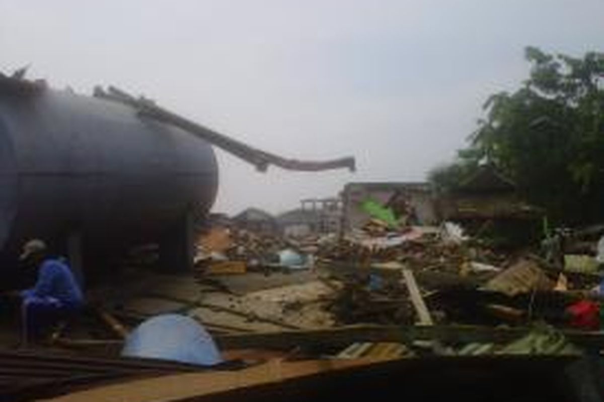 Hari ke dua penertiban di bantaran Waduk Ria Rio, Kayu Putih, Jakarta Timur, Minggu (1/12/2013) sudah tidak ada lagi pembongkaran rumah, hanya pengamanan pasca pembongkaran pada Sabtu (30/11/2013). 