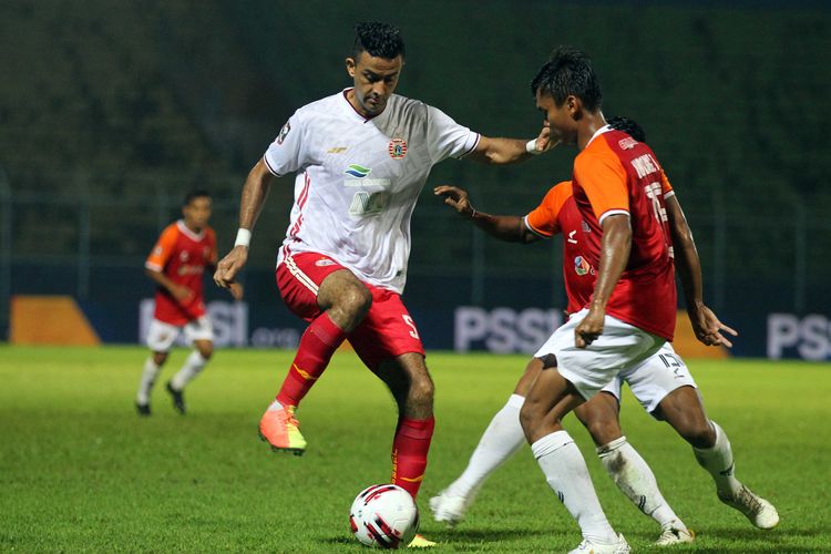 Pemain Persija Jakarta Otavio Dutra dijaga ketat pemain Borneo FC pada laga kedua babak penyisihan Grup B Piala Menpora 2021 yang berakhir dengan skor 0-4 di Stadion Kanjuruhan Kabupaten Malang, Jawa Timur, Sabtu (27/03/2021) malam.