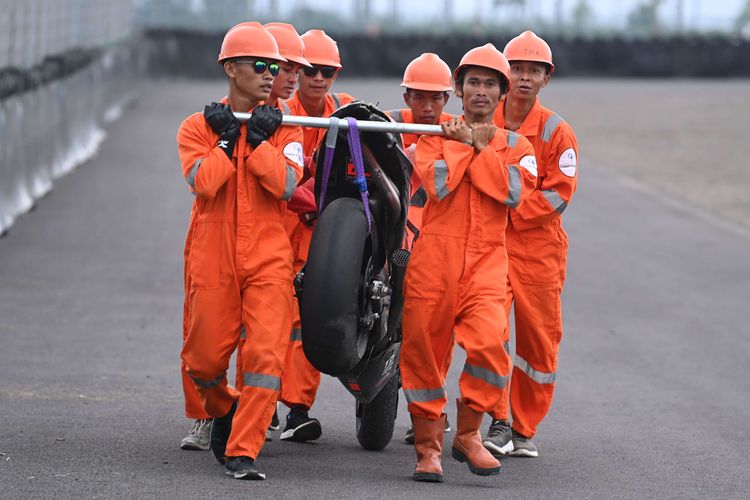 Sejumlah marshall membawa motor milik pembalap Tech 3 KTM Factory Racing Raul Fernandez seusai kecelakaan pada hari kedua tes pramusim MotoGP 2022 di Pertamina Mandalika International Street Circuit, Lombok Tengah, NTB, Sabtu (12/2/2022). Sesi tes pramusim di sirkuit Mandalika tersebut akan berlangsung hingga Minggu (13/2/2022).