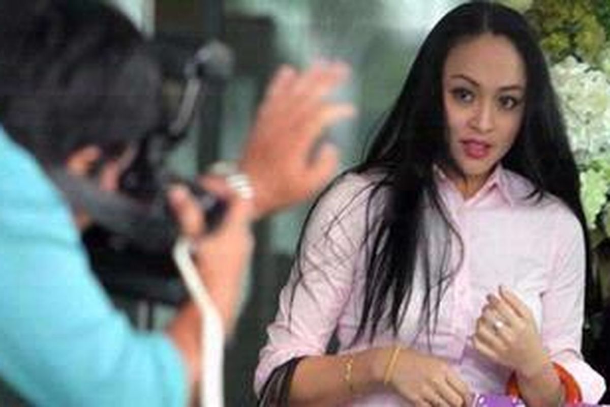 Anggota Dewan Perwakilan Rakyat nonaktif Angelina Sondakh usai di periksa penyidikan Komisi Pemberantasan Korupsi (KPK), Jakarta, Senin (14/1/2013). Angelina di periksa berkaitan dengan kasus dugaan korupsi pengadaan sarana dan prasarana olahraga di Hambalang, Bogor, Jawa Barat. Angie diperiksa sebagai saksi untuk dua tersangka yaitu mantan Menteri Pemuda dan Olahraga Andi Mallarangeng dan Kepala Biro Keuangan dan Rumah Tangga Kementerian Pemuda dan Olahraga Deddy Kusdinar.   