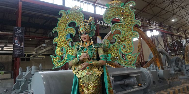 Peserta Solo Batik Carnival di Pabrik Gula Colomadu di Karanganyar, Jawa Tengah, Kamis (22/3/2018). Pabrik gula ini direvitalisasi menjadi tempat wisata dan kawasan komersial. Kini namanya berubah menjadi De Tjolomadoe.