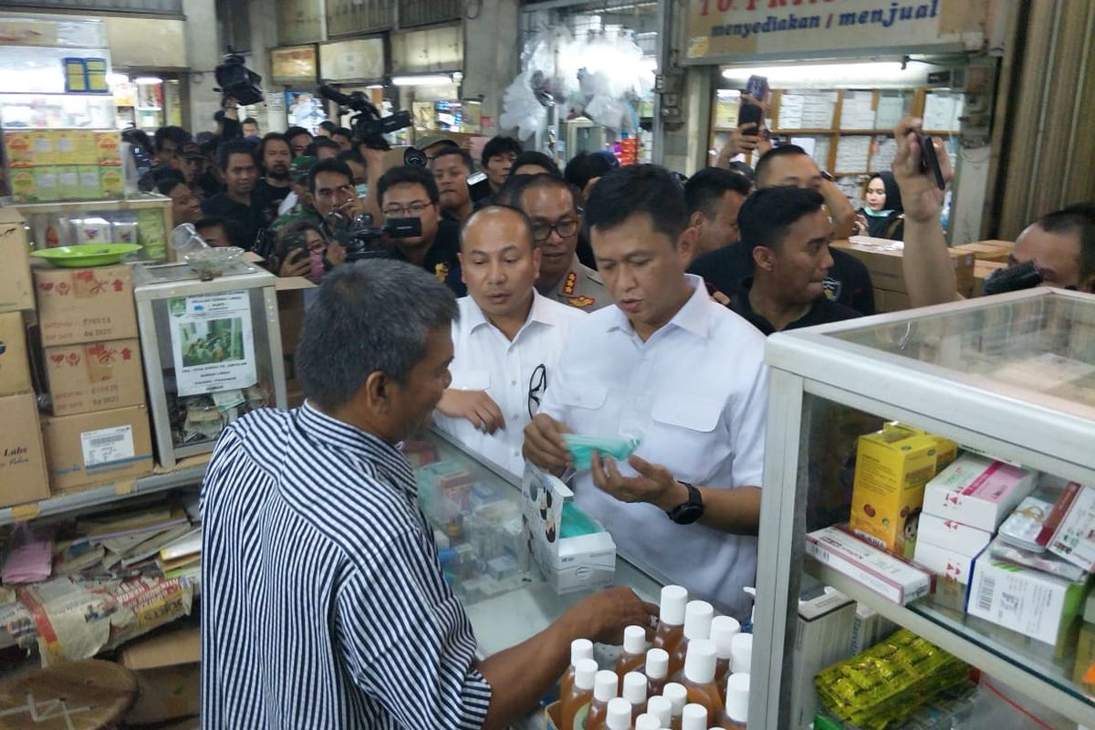 Polisi menyidak penjualan masker di Pasar Pramuka, Matraman, Jakarta Timur, Rabu (4/3/2020) guna meninjau dan menghindari kelangkaan masker akibat mewabahnya virus corona atau COVID-19.   Sidak itu dipimpin oleh Kepala Bidang Humas Polda Metro Jaya Kombes Yusri Yunus, Dirkrimsus Polda Metro Jaya Kombes Iwan Kurniawan, dan Direktur Reserse Narkoba Polda Metro Jaya Kombes Herry Heryawan. 