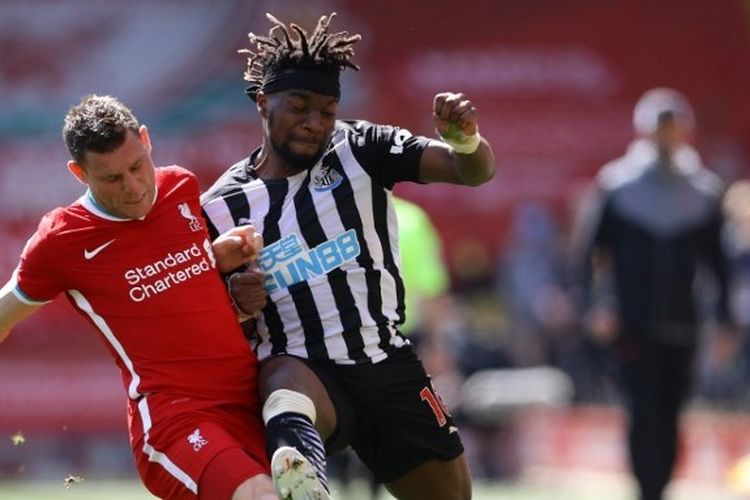 Allan Saint-Maximin berduel dengan James Milner (kiri) pada laga pekan ke-33 Liga Inggris yang mempertemukan Liverpool vs Newcastle United di Stadion Anfield, Sabtu (24/4/2021).