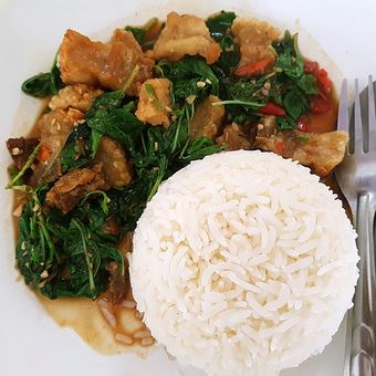 Hidangan Phat kaphrao khas Thailand.