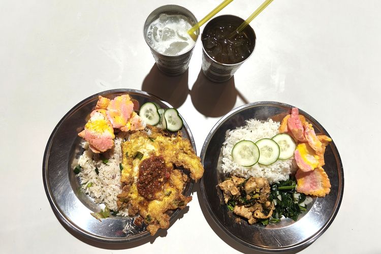Menu makanan khas manado yang ditawarkan Warung Bagejo terletak di lantai dua Pasar Tunujngan Surabaya, Jawa Timur.